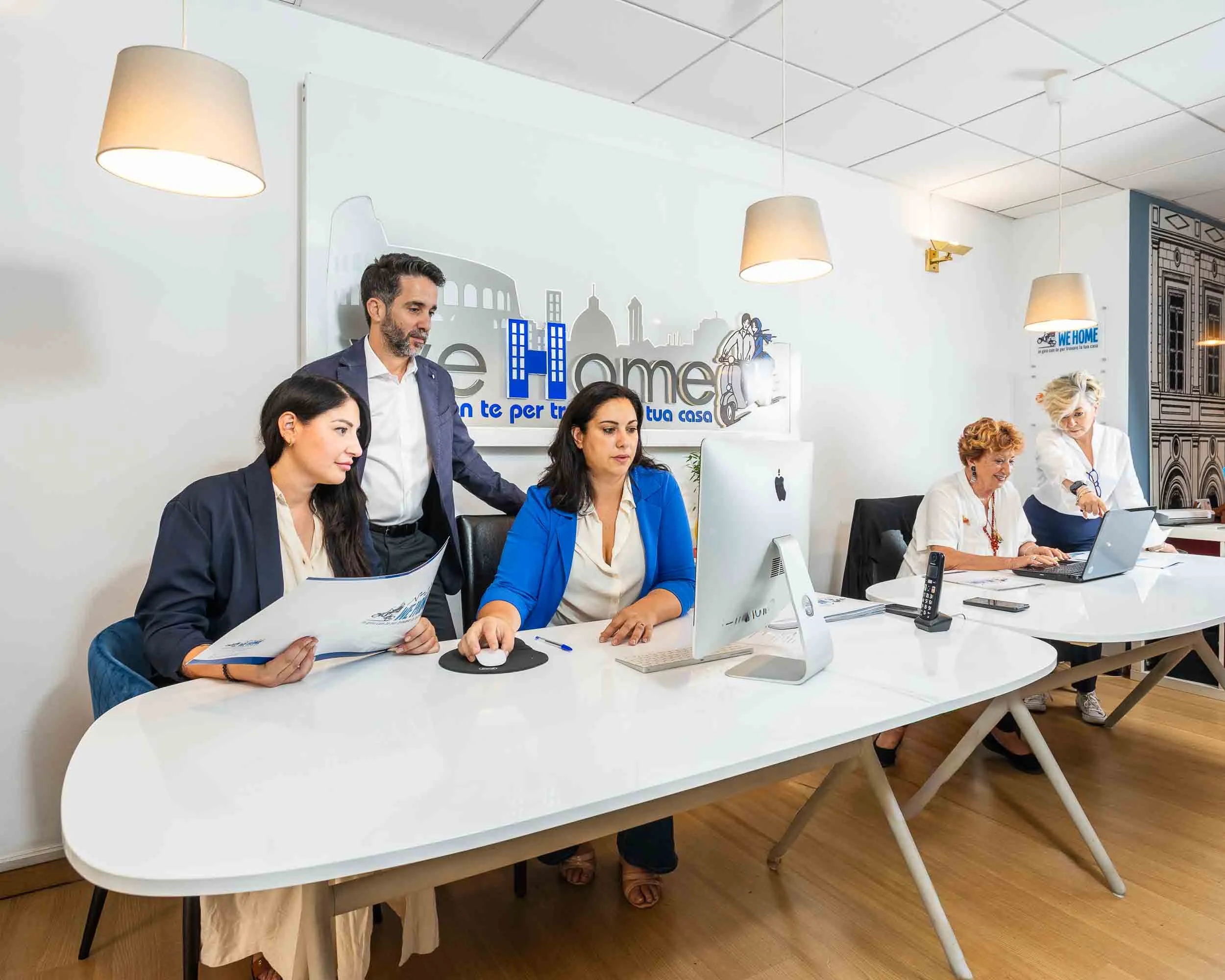 Team di professionisti immobiliari in un ambiente di lavoro moderno