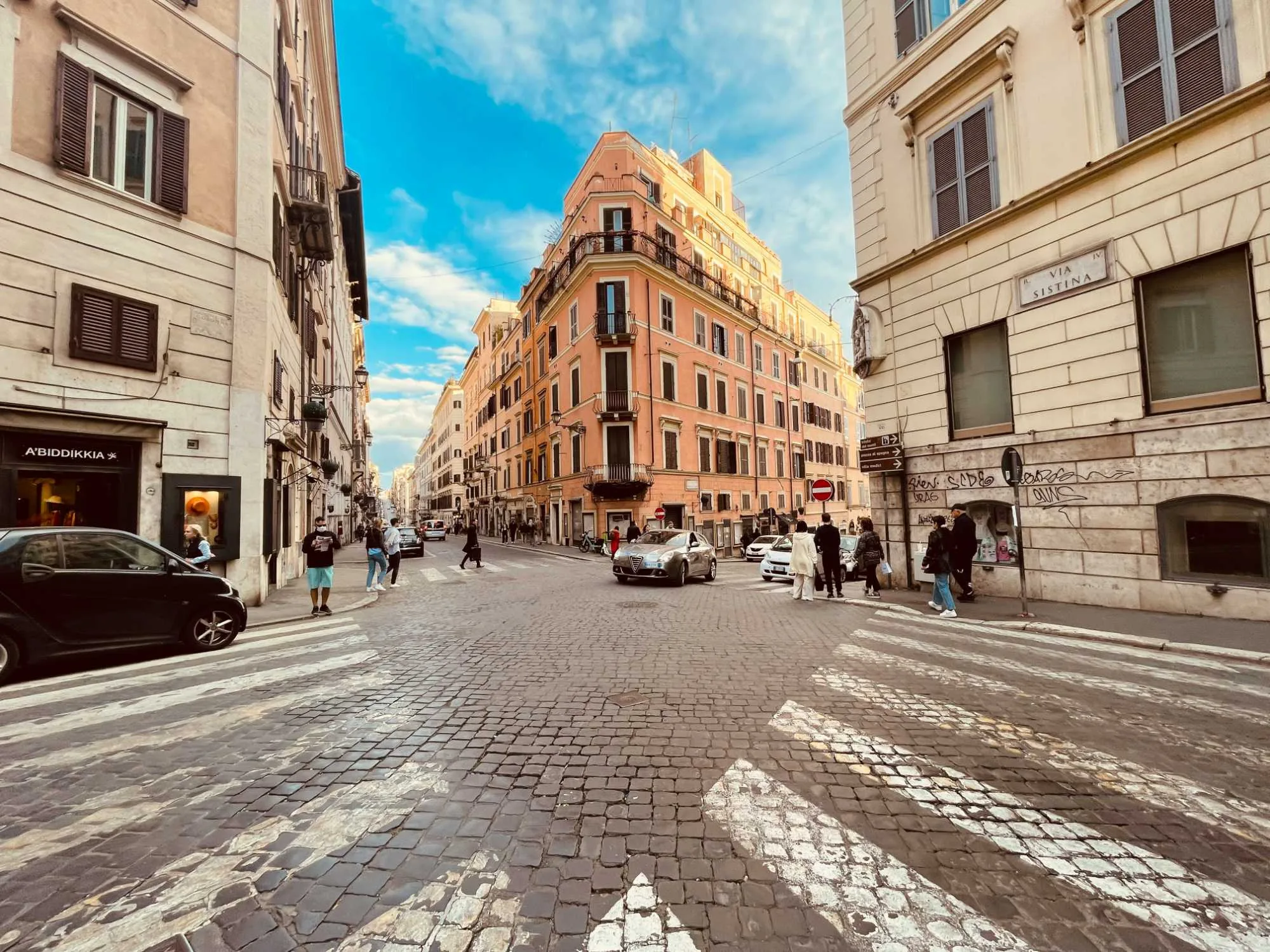 Incrocio nel centro di Roma tra palazzi storici