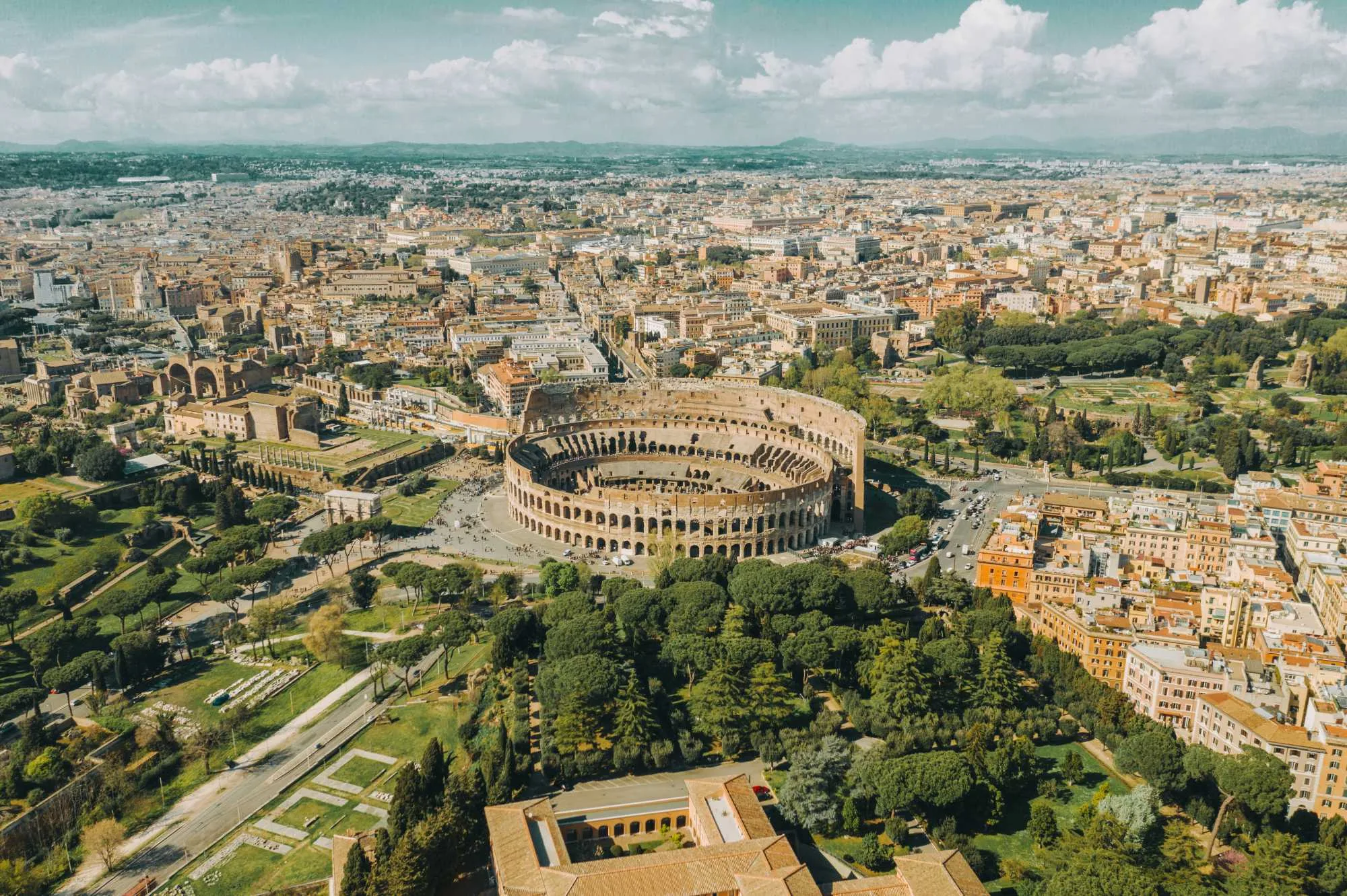 Vista aerea di Roma con il Colosseo