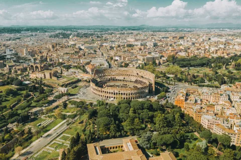 Vista aerea di Roma con il Colosseo
