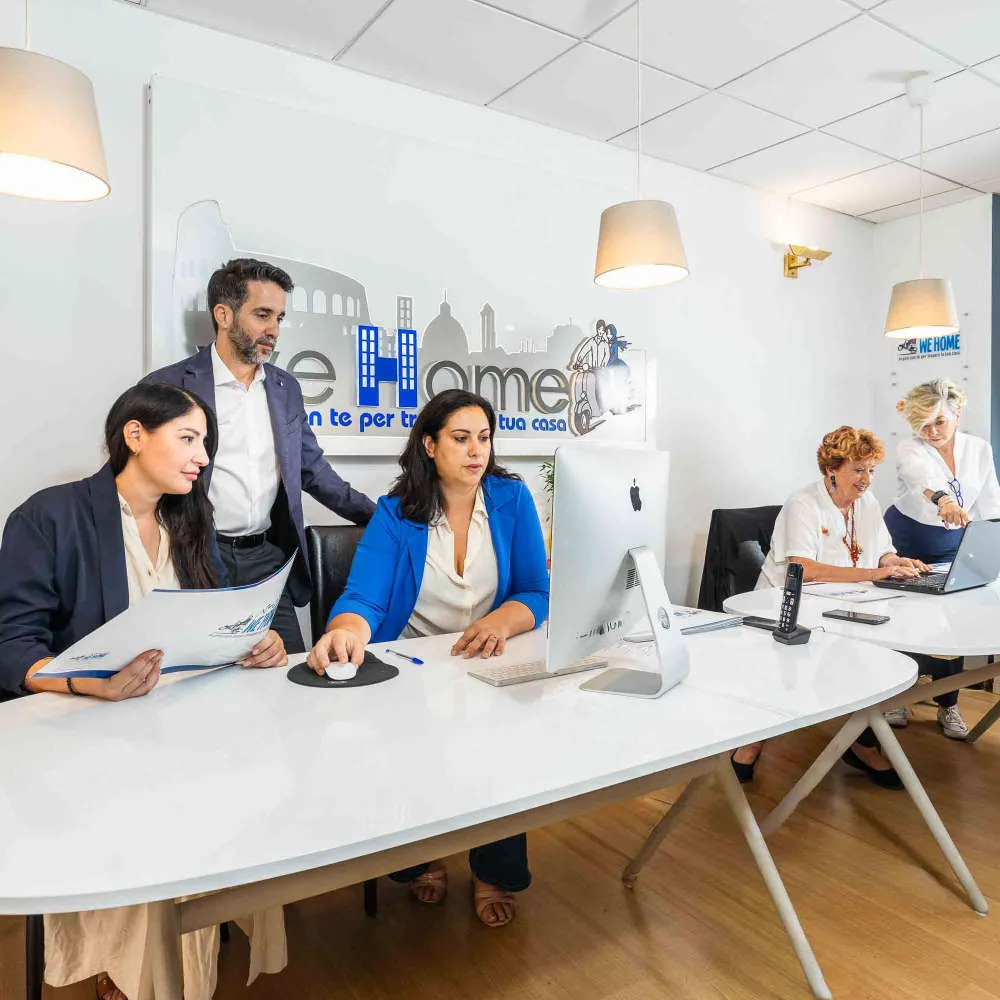 Team di consulenti immobiliari professionisti in ufficio a Roma